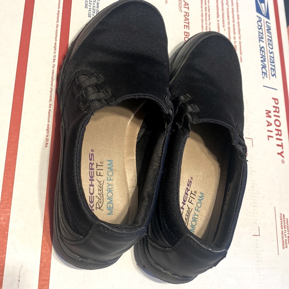 Skechers Women's 5/12Loafers Shoes Relaxed Fit Memory Foam Black.